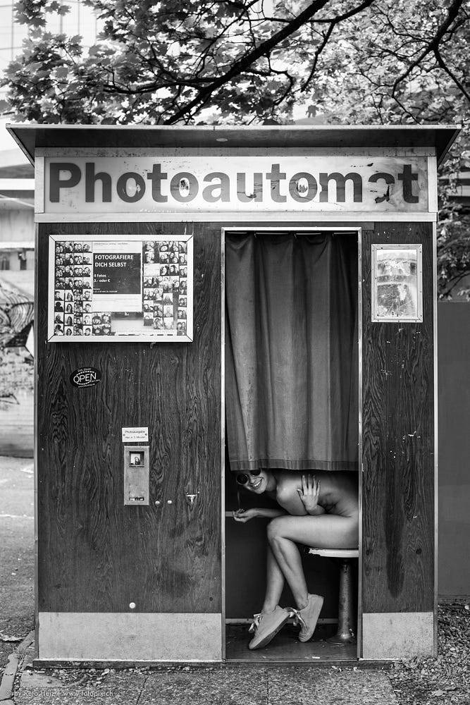 667x1000, 148 Kb / голая, ч/б, фотоавтомат, будка, очки