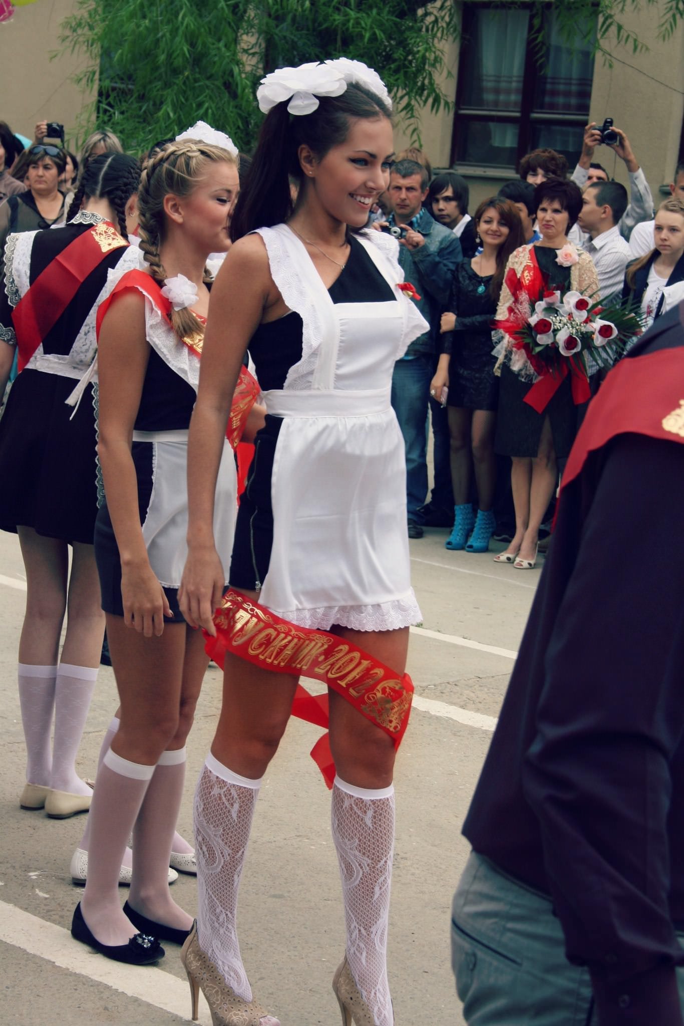 1366x2048, 291 Kb / девки, школьницы, выпускной, чулки, форма