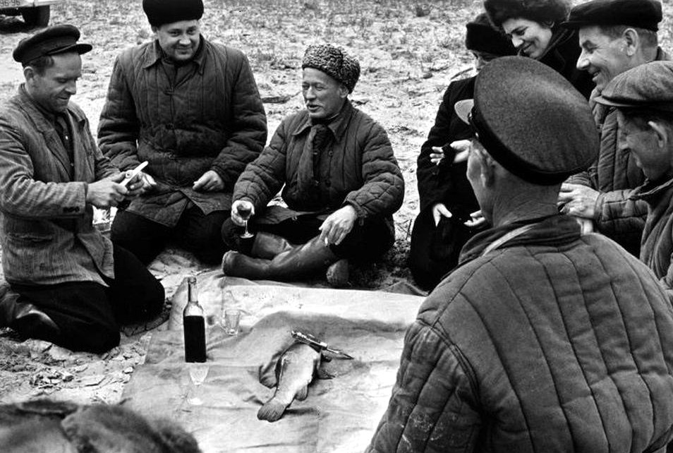 954x642, 187 Kb / ч/б, СССР, рыба, бутылка, красное, вино, самогон, Шолохов, телогрейка, ватник, кепка, фуражка