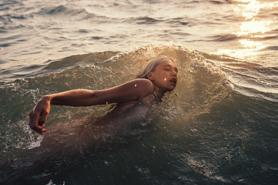 1080x721, 132 Kb / голая, плавание, свет