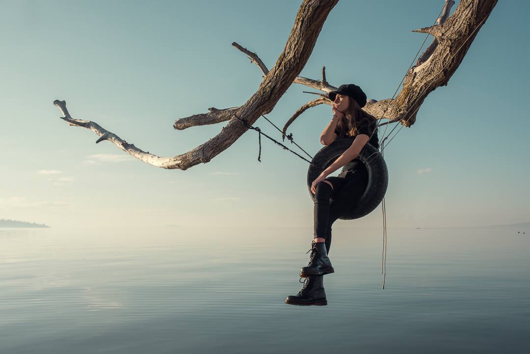 1080x721, 52 Kb / деревья, суки, колесо, шина, кепка, ботинки, гладь, вода, небо