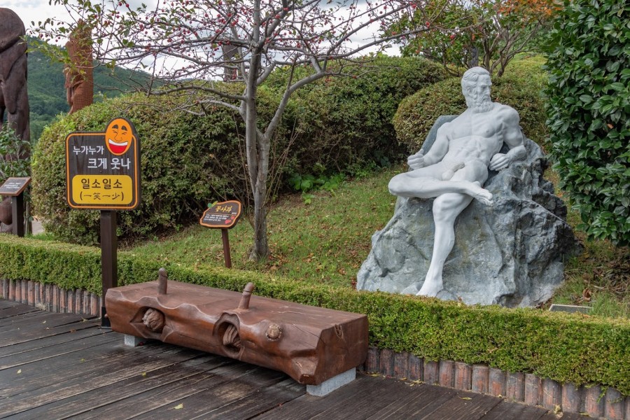 900x600, 240 Kb / члены, лавочка, скульптура, деревья, кусты, знаки