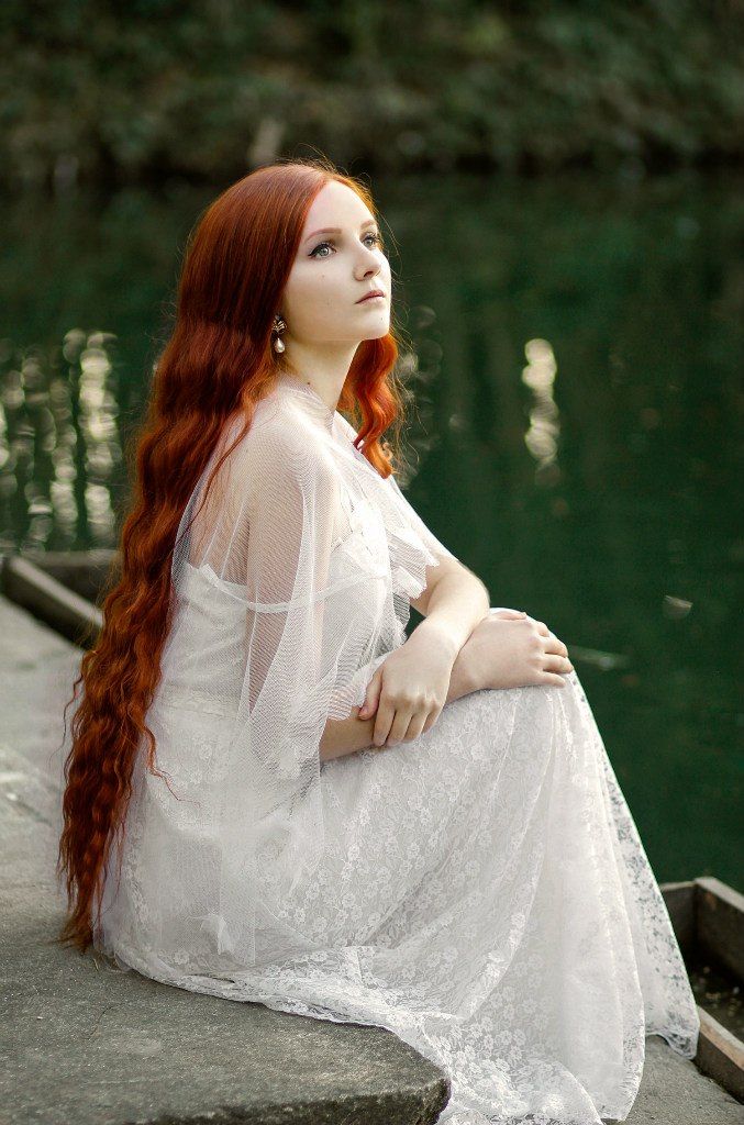 677x1024, 118 Kb / сидит,женщина, рыжая, волосы, длинные, платье, белое, сережка,воды