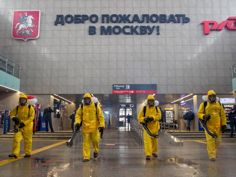 800x600, 294 Kb / Маска, коронавирус, костюм, дезинфекции, вывеска, ржд, вокзал