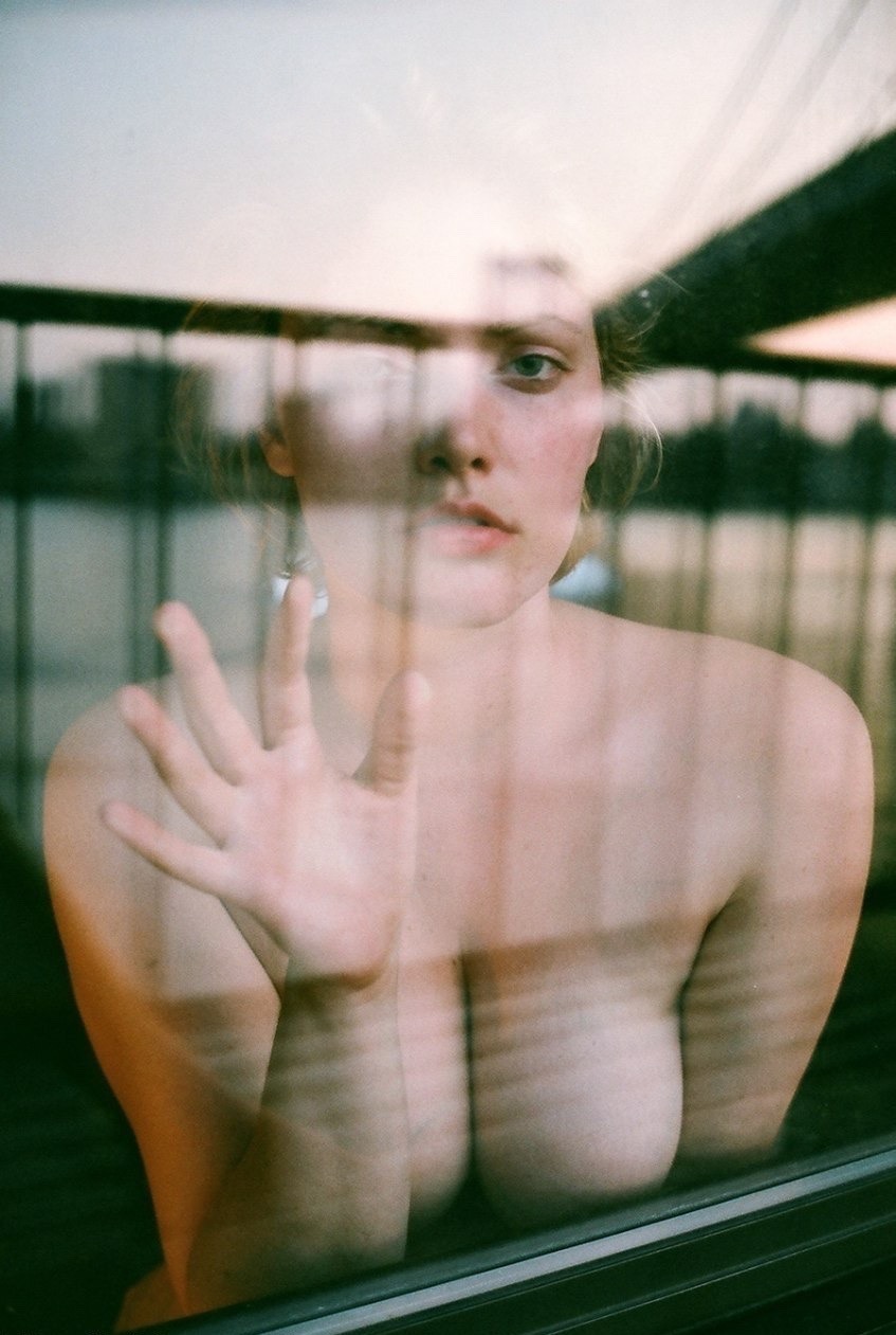 847x1261, 169 Kb / стекло, отражение, рука