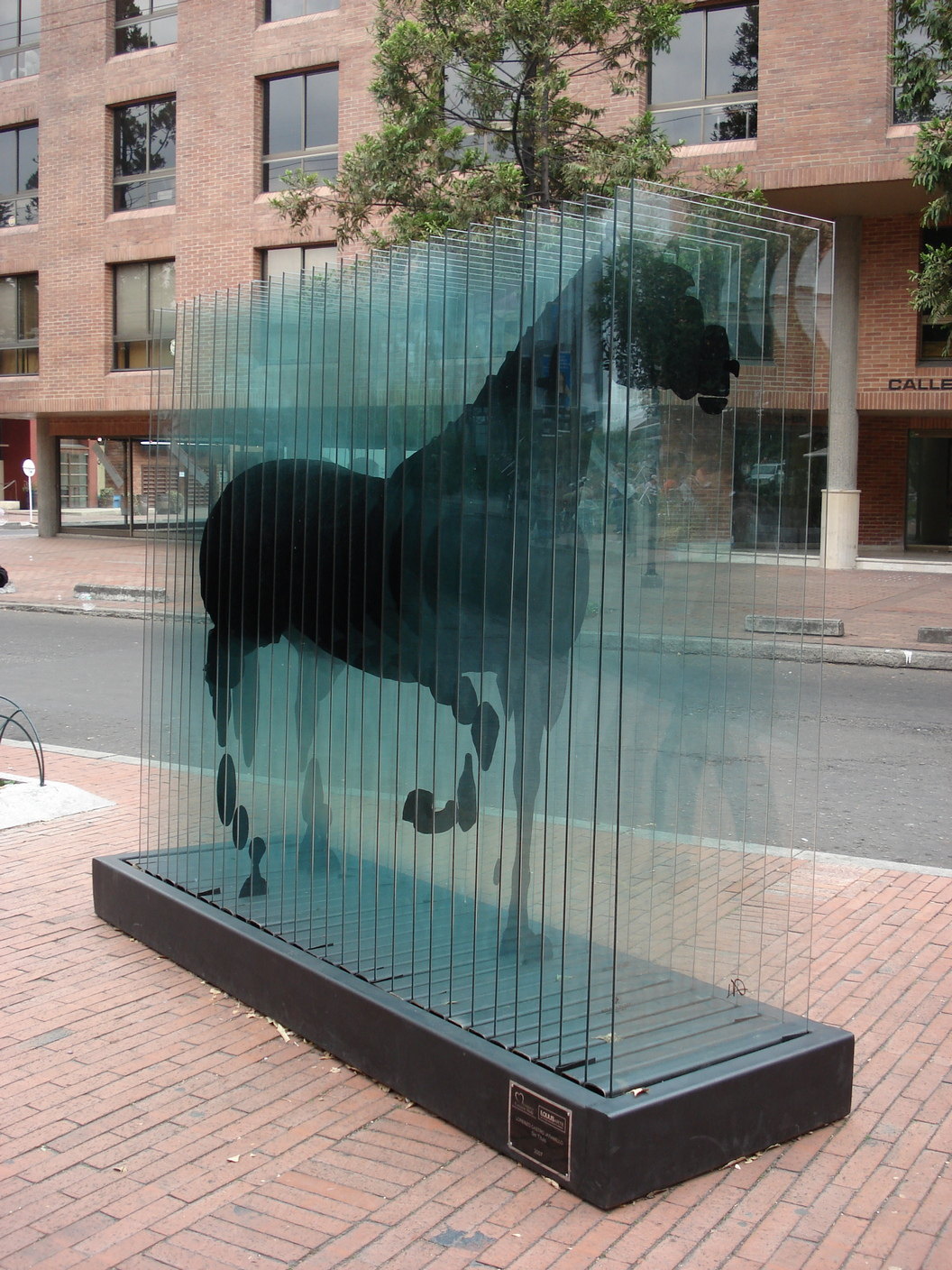 1056x1408, 396 Kb / архитектура, конь, стекло, Колумбия