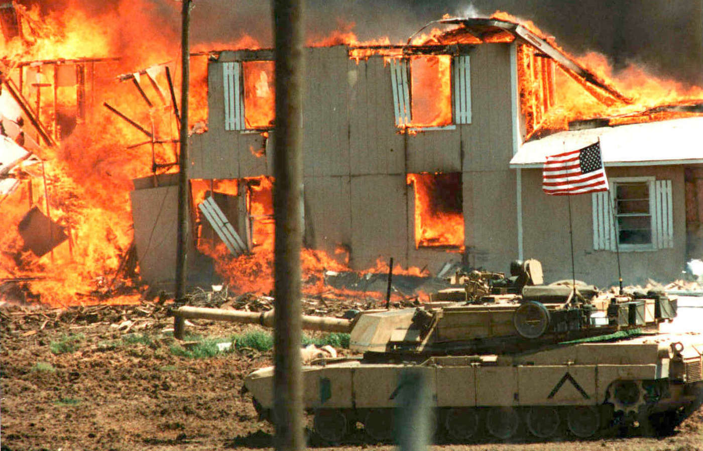 1400x898, 204 Kb / США, танк, пожар, секта, штурм, свобода, демократия, кровавый режим