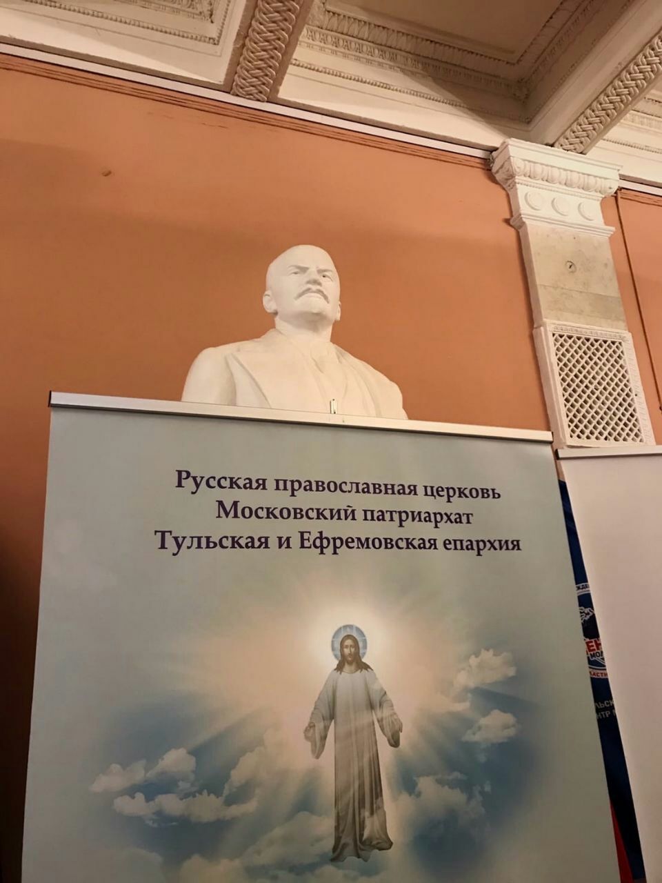 960x1280, 117 Kb / Ленин, бюст, церковь, Исус, решетка