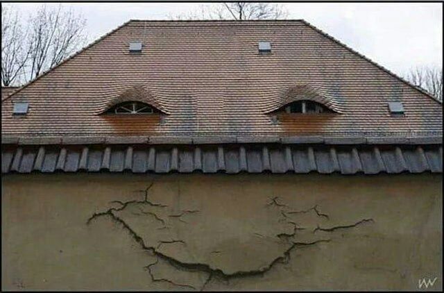 640x422, 59 Kb / дом, слуховое окно, трещина, черепица, лицо, улыбка, крыша