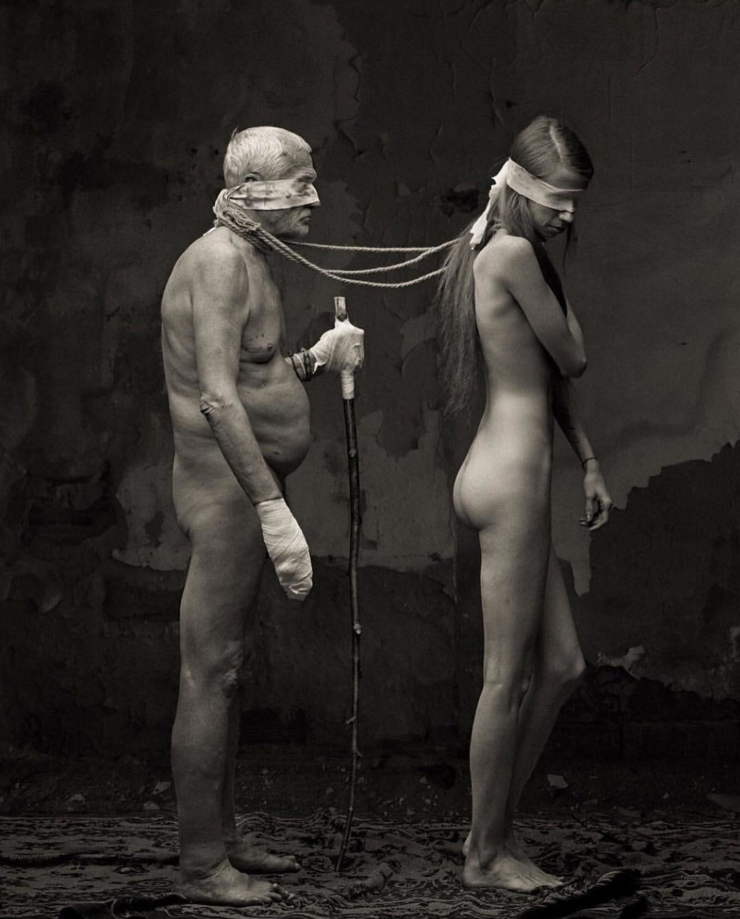 1070x1330, 240 Kb / пиздец какой то, верёвка, повязка, ч/б, девушка, мужчина