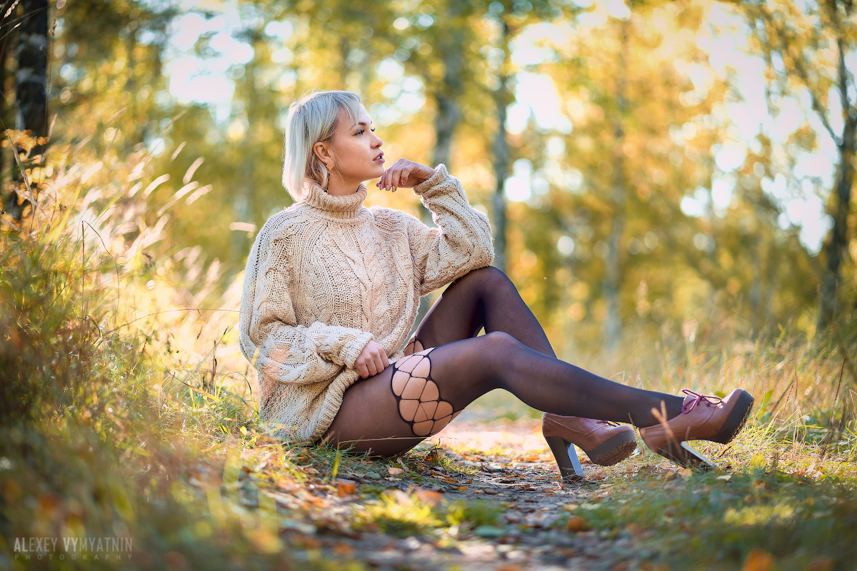 1200x800, 516 Kb / блондинка, сидит, каблуки, свитер, колготки, лес, Любовь Томская