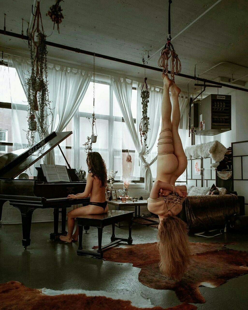 1026x1280, 256 Kb / рояль, висит, связанная, две, шкура, ноты, бдсм