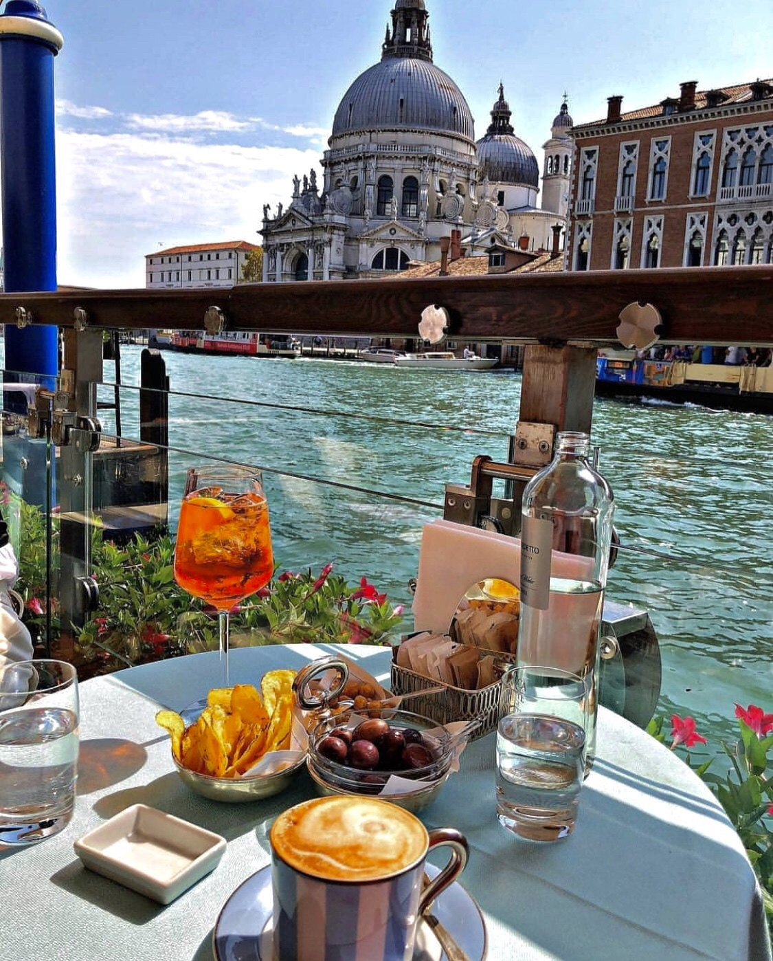 1125x1398, 636 Kb / венеция, вода, канал, завтрак на воде, апероль, бутылка воды, стакан, кофе, чипсы