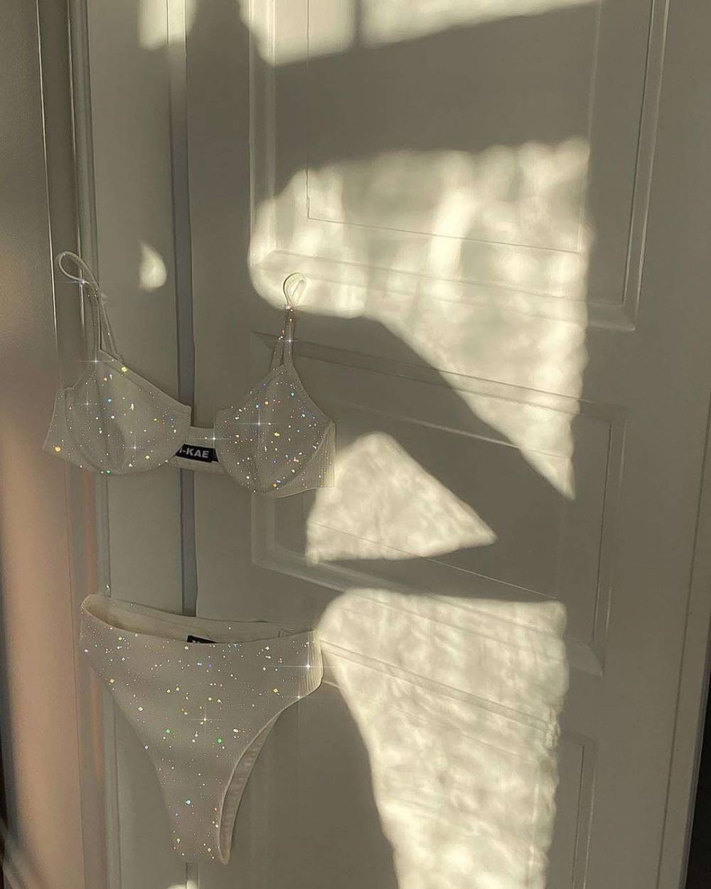 1000x1250, 82 Kb / тень, дверь, стразы, KAE, бельё, трусы