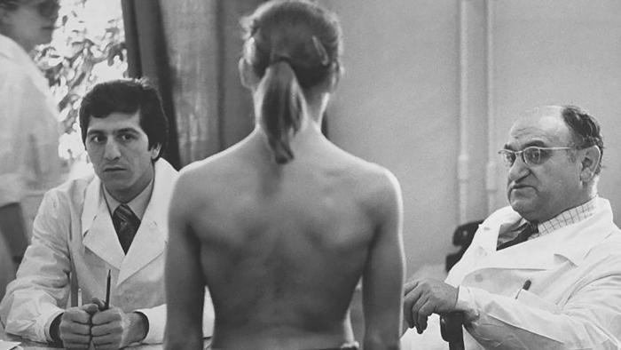 700x394, 30 Kb / взгляд, ч/б, комиссия, осмотр, СССР