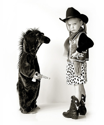 402x482, 57 Kb / девочка, мальчик, костюм, пистолет, ч/б