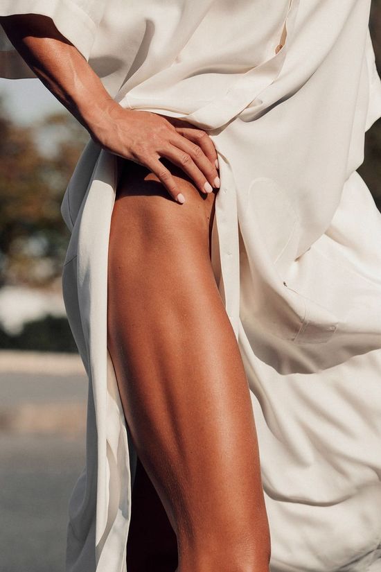 550x825, 61 Kb / нога, рука, маникюр, платье, пуговицы