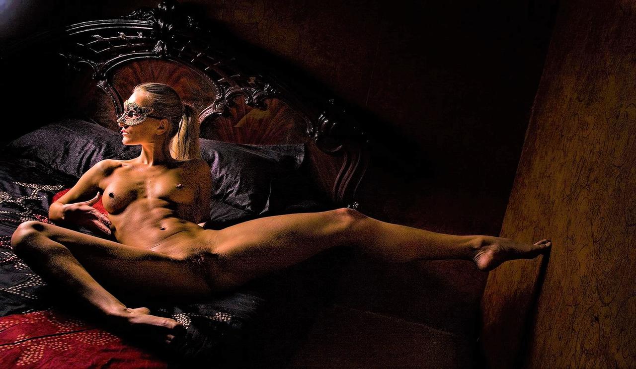 1280x743, 124 Kb / сиськи, голая, маска, кровать