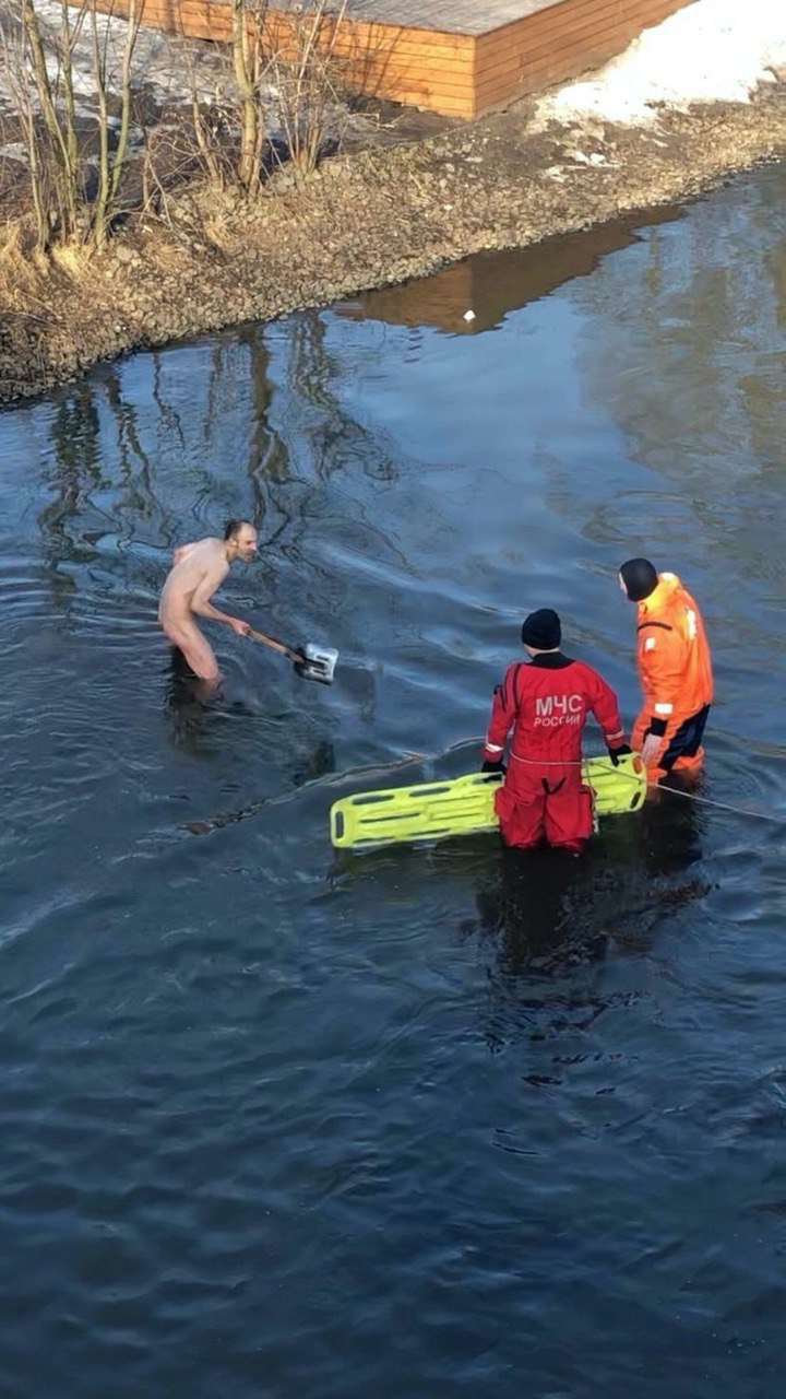 720x1280, 277 Kb / вода, мчс, спсатели, лопата, оружие, носилки