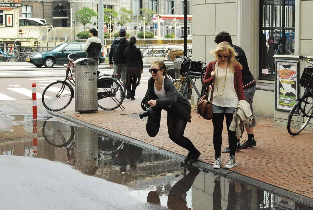 1100x738, 140 Kb / тротуар, лужа, велосипед,  пешеходы, ебанётся, ёбнется