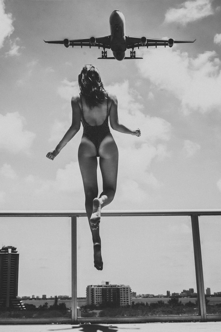 852x1280, 135 Kb / ч/б, купальник, самолёт, загар