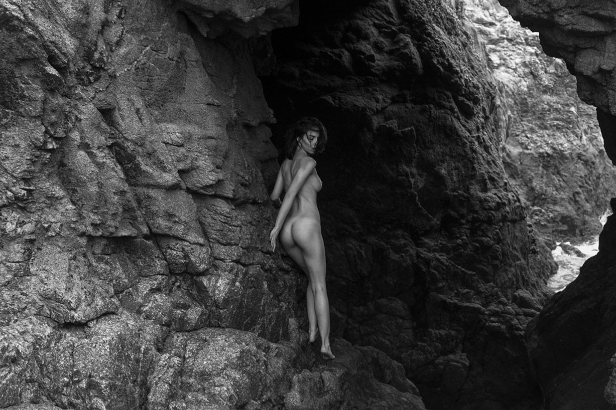 1227x818, 290 Kb / ч/б, голая, скалы, Rebecca Bagnol