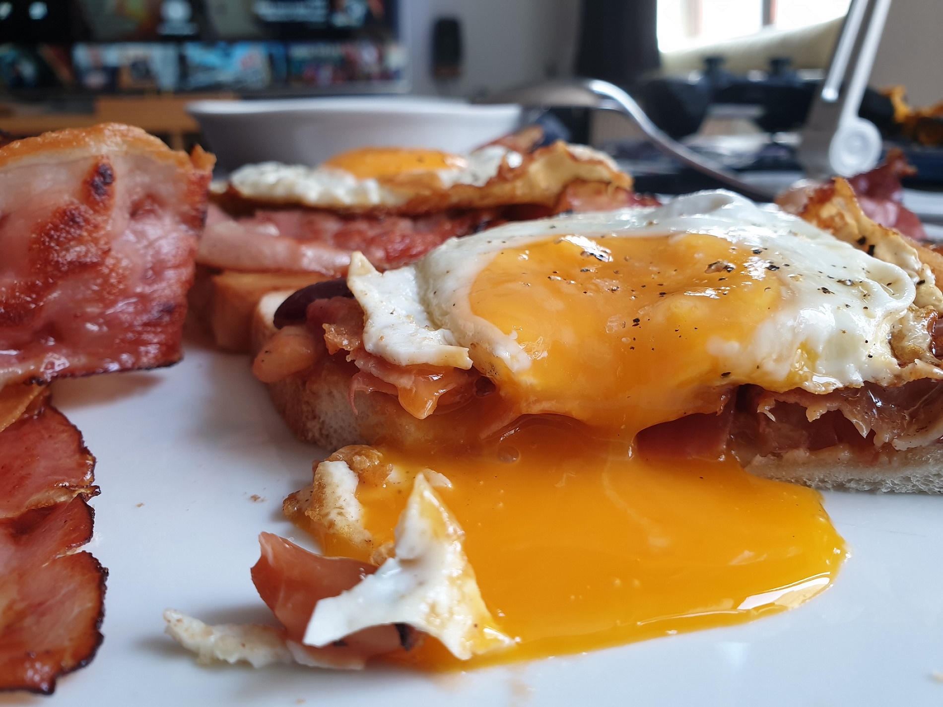 1900x1425, 628 Kb / яйцо, белок, желток, свинина, бекон, хлеб