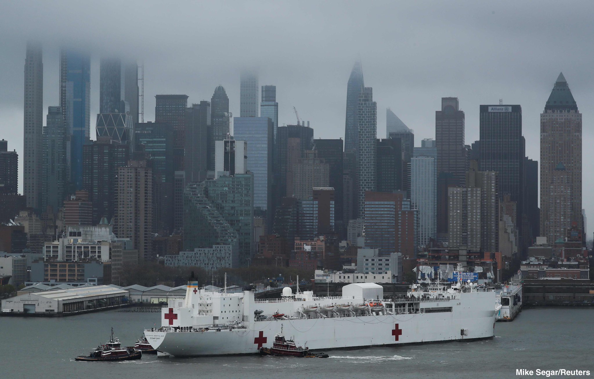 2047x1305, 351 Kb / корабль, нью-йорк, небоскребы, небо, госпиталь