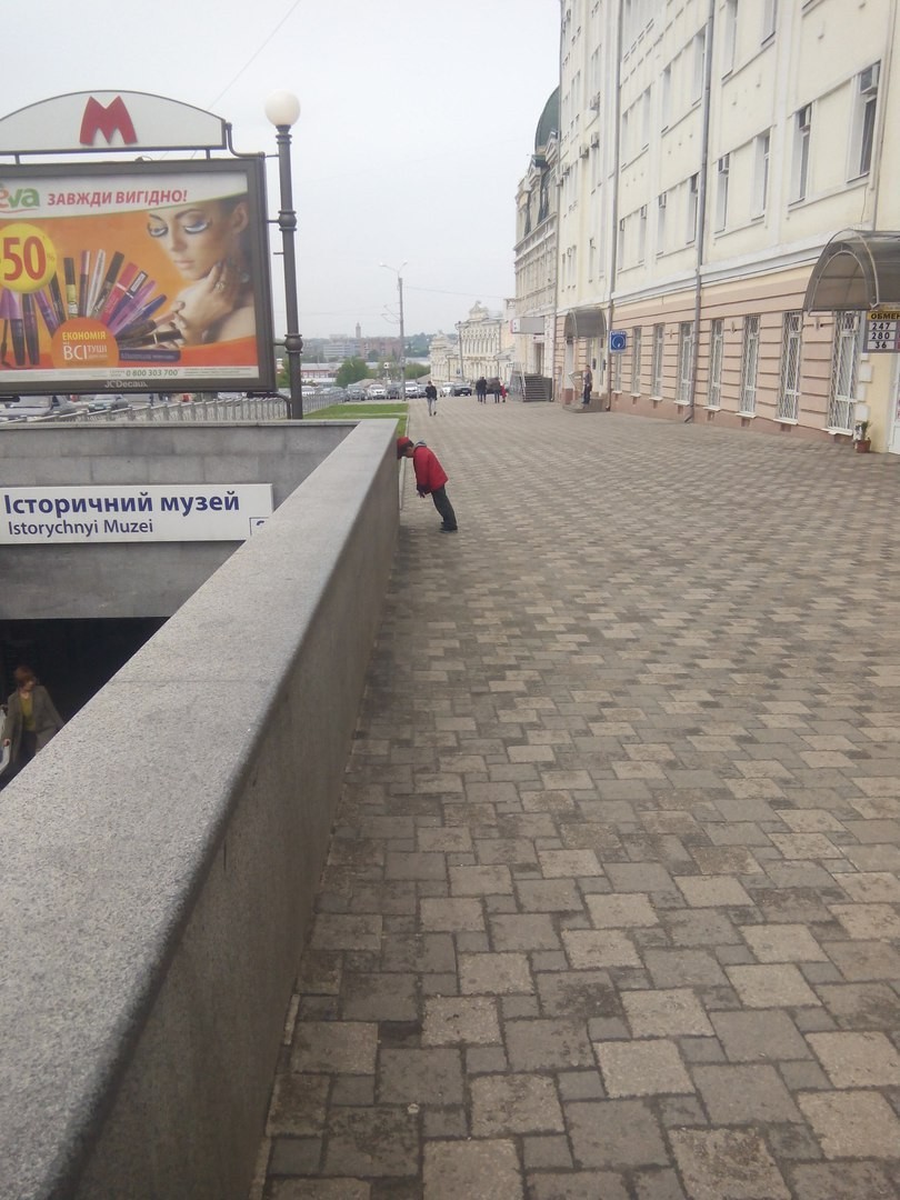 810x1080, 181 Kb / мальчик, переход, метро, Украина, Исторический музей, станция метро, Харьков