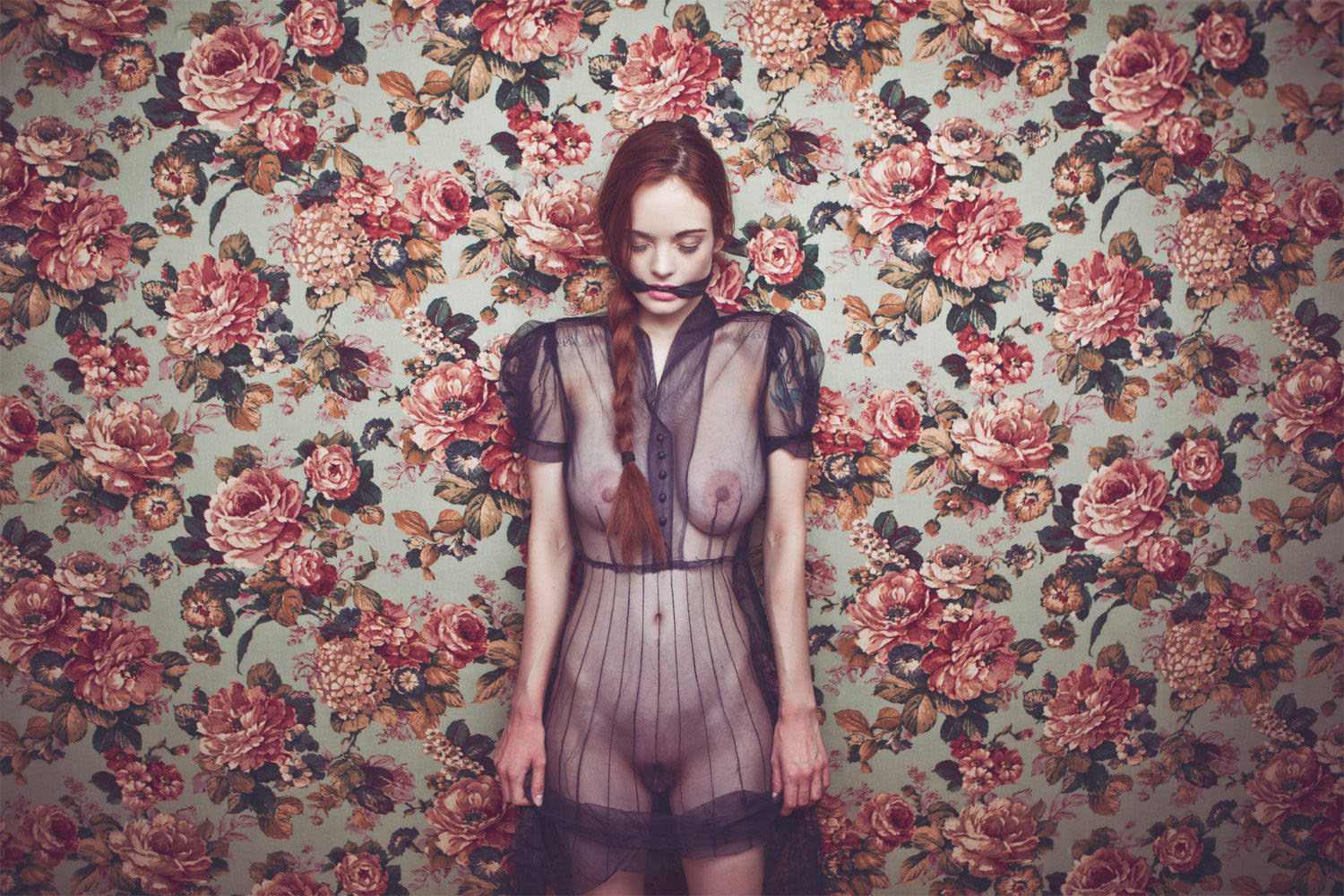 1500x1000, 484 Kb / обои, розы, пеньюар, Henna Kollwitz, рыжая, коса, платье, прозрачное