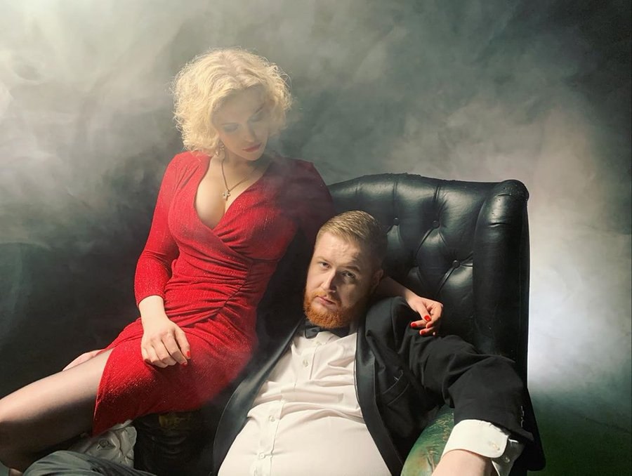 900x678, 117 Kb / блондинка, красное, крестик, кресло, просвирин, рыжий