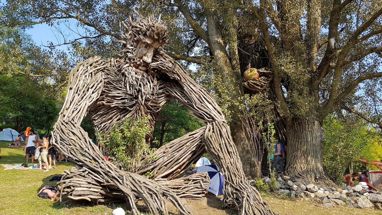 1280x720, 623 Kb / скульптура, дерево, палки, яблоко, фестиваль, венгрия, озора