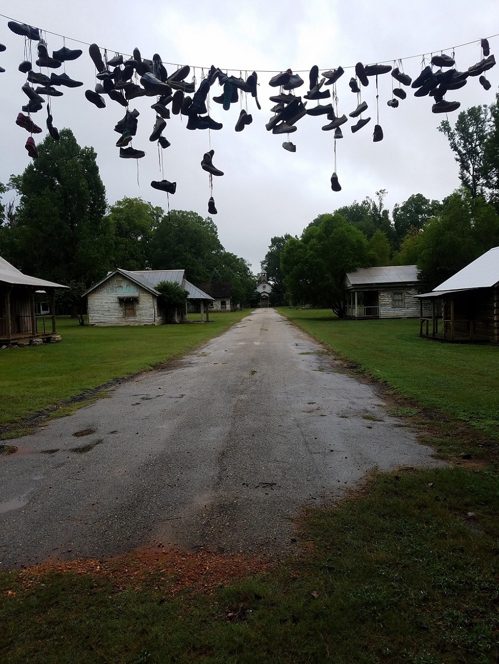 980x1305, 598 Kb / дорога, провод, обувь