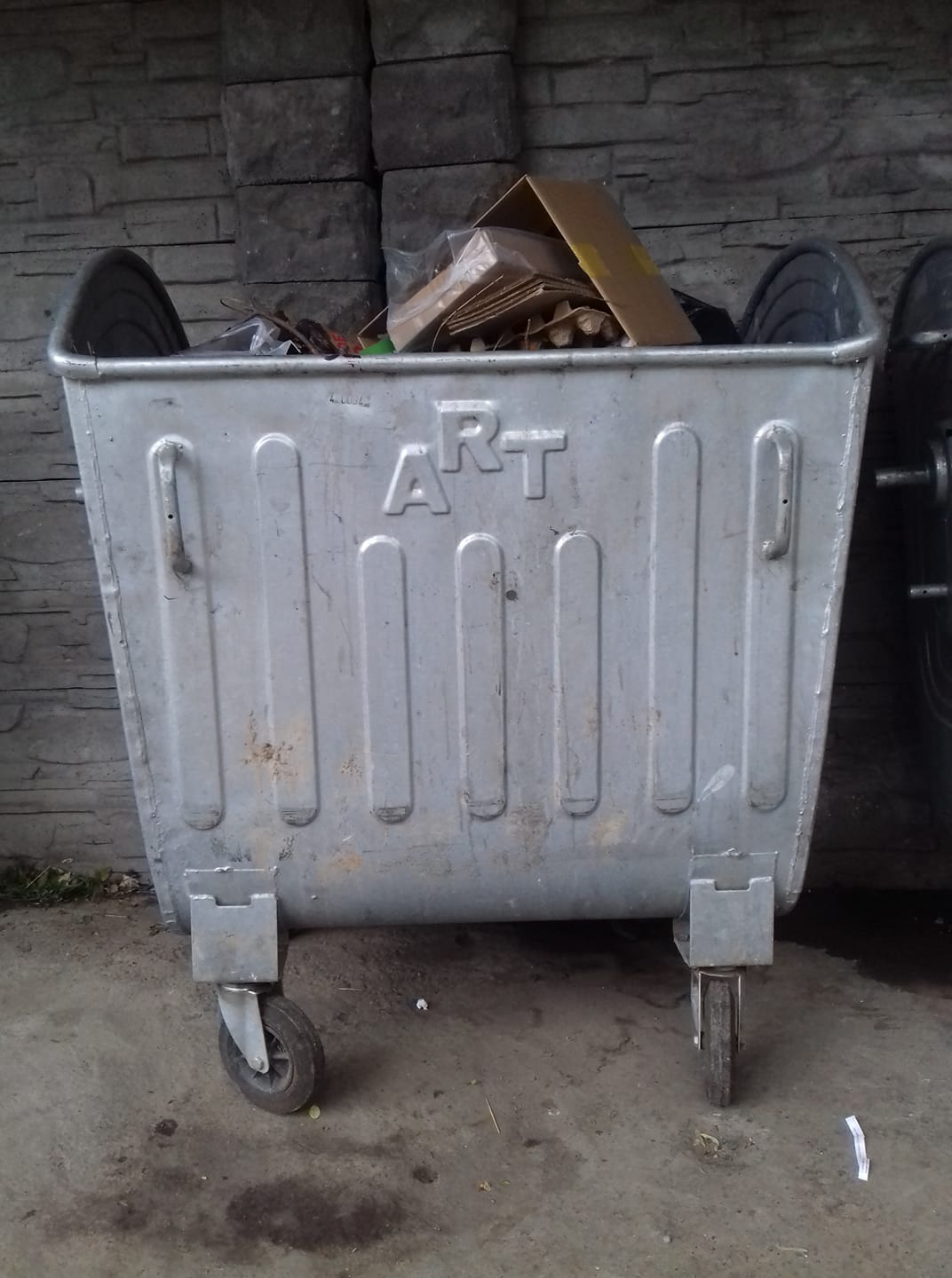 1072x1440, 132 Kb / Арт, мусорка, стена, бак