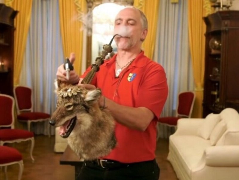 800x604, 60 Kb / чувак, трубка, таксидермия, курит