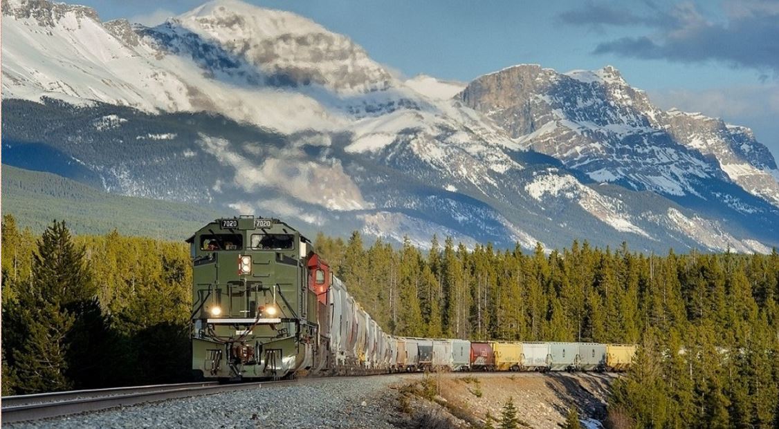 1126x621, 164 Kb / поезд, состав, лесопосадка, горы