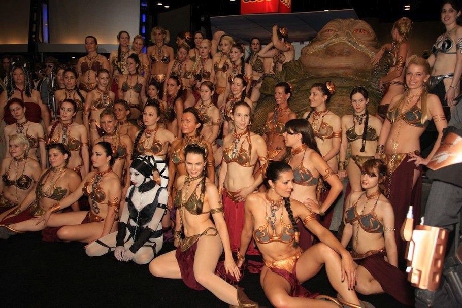 910x607, 179 Kb / девки, джабба, бронелифчик, звездные войны, лея, гарем, косплей, star wars