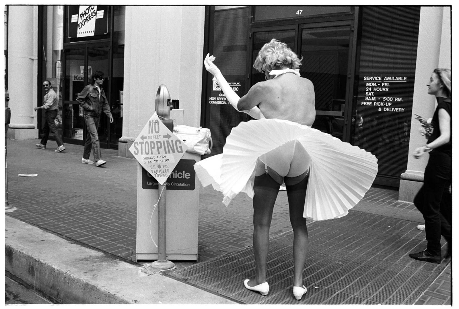 1600x1076, 600 Kb / мерелин, постарела, ч/б, улица, прохожие