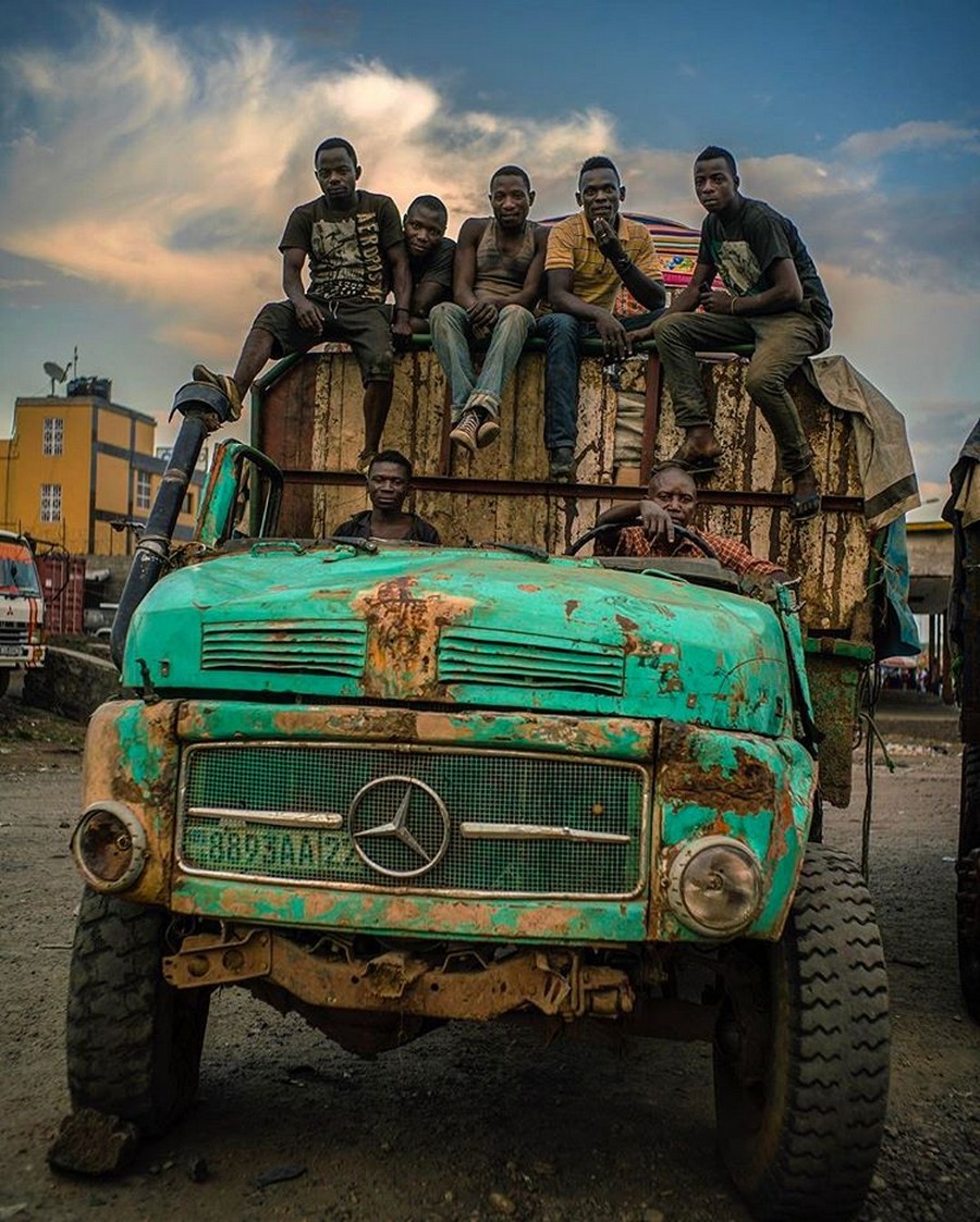 900x1123, 278 Kb / негры, мерседес