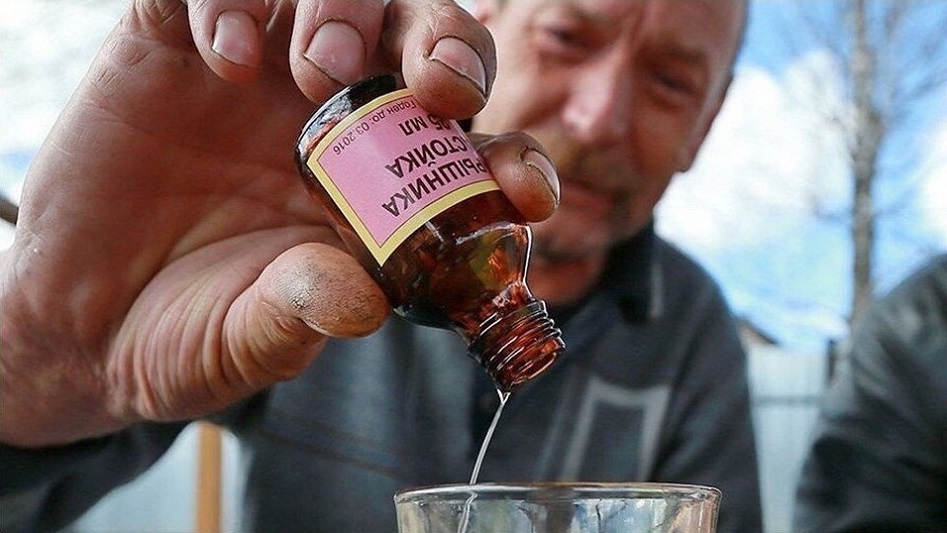 947x533, 171 Kb / боярышник, настойка, рука