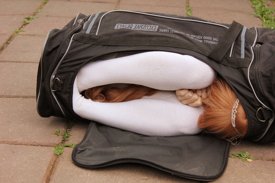 900x600, 121 Kb / сумка, гутаперчевая, рыжая, волосы, украшение, колготки