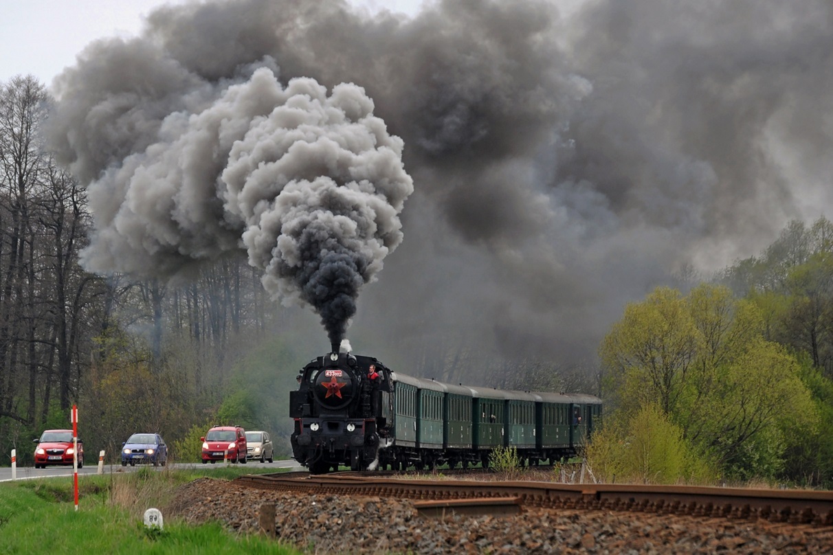 1212x808, 287 Kb / паровоз, дым, рельсы, переезд, автомобили, лес