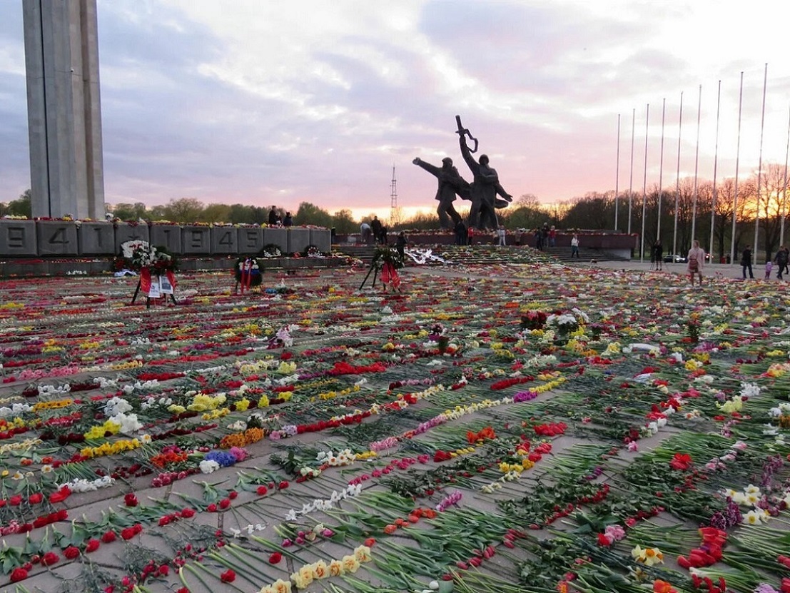1107x831, 386 Kb / монумент, цветы, 9 мая, рига