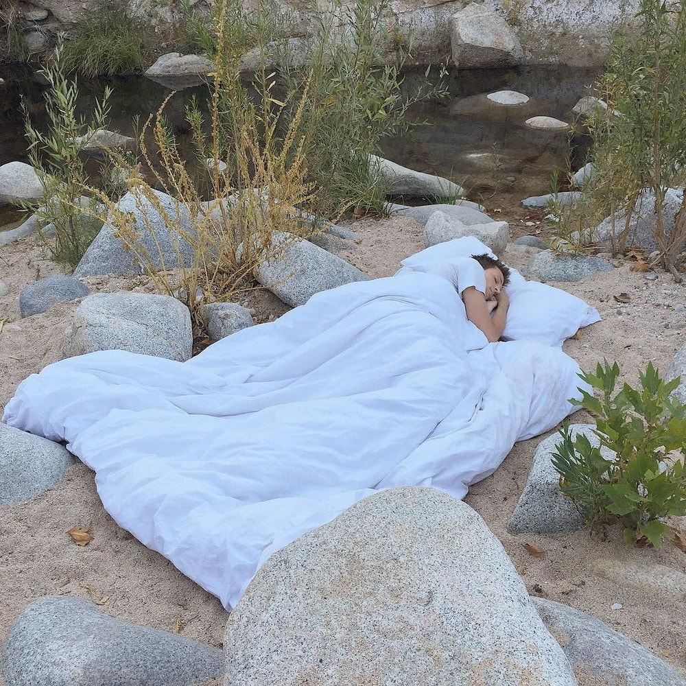 1000x1000, 396 Kb / природа, сон, речка камень, постель, спящий