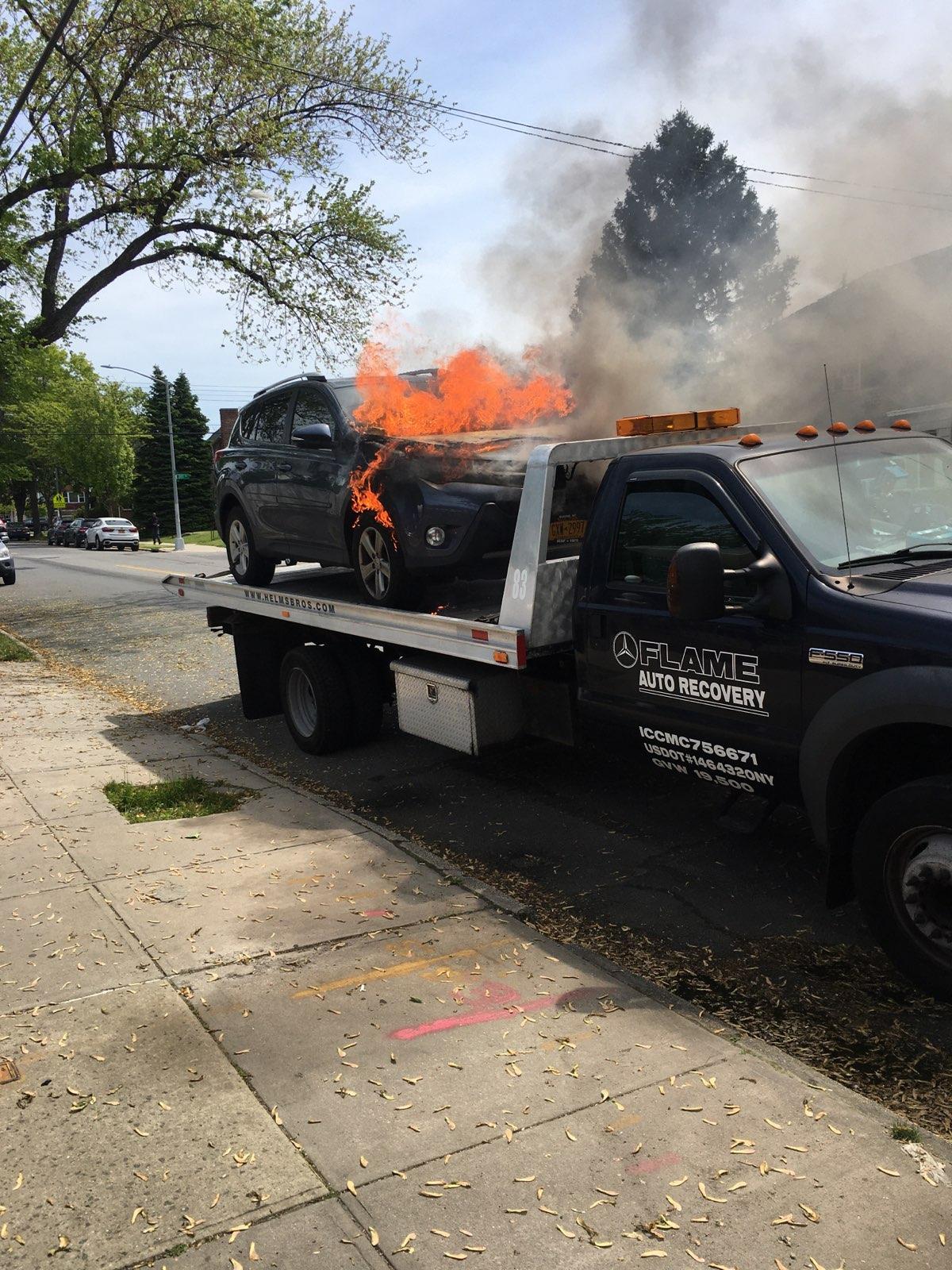 1200x1600, 377 Kb / автомобиль, горит, пожар, пламя, flame, бетонные плиты, дерево