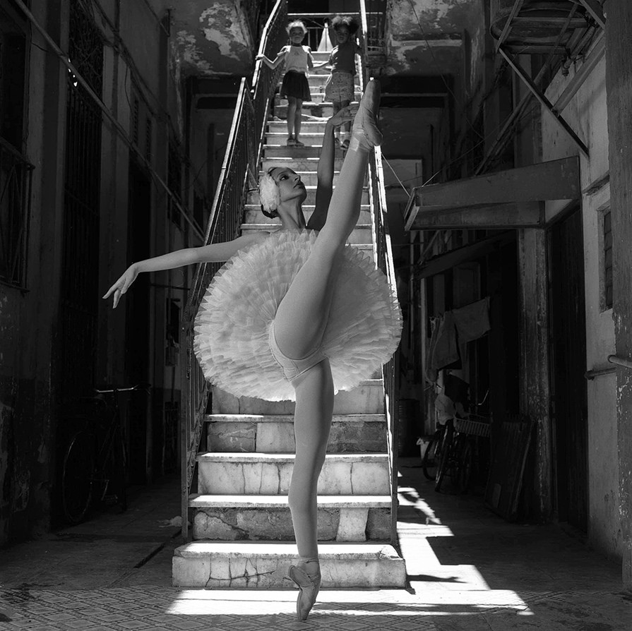 895x894, 215 Kb / балерина, лестница, ч/б