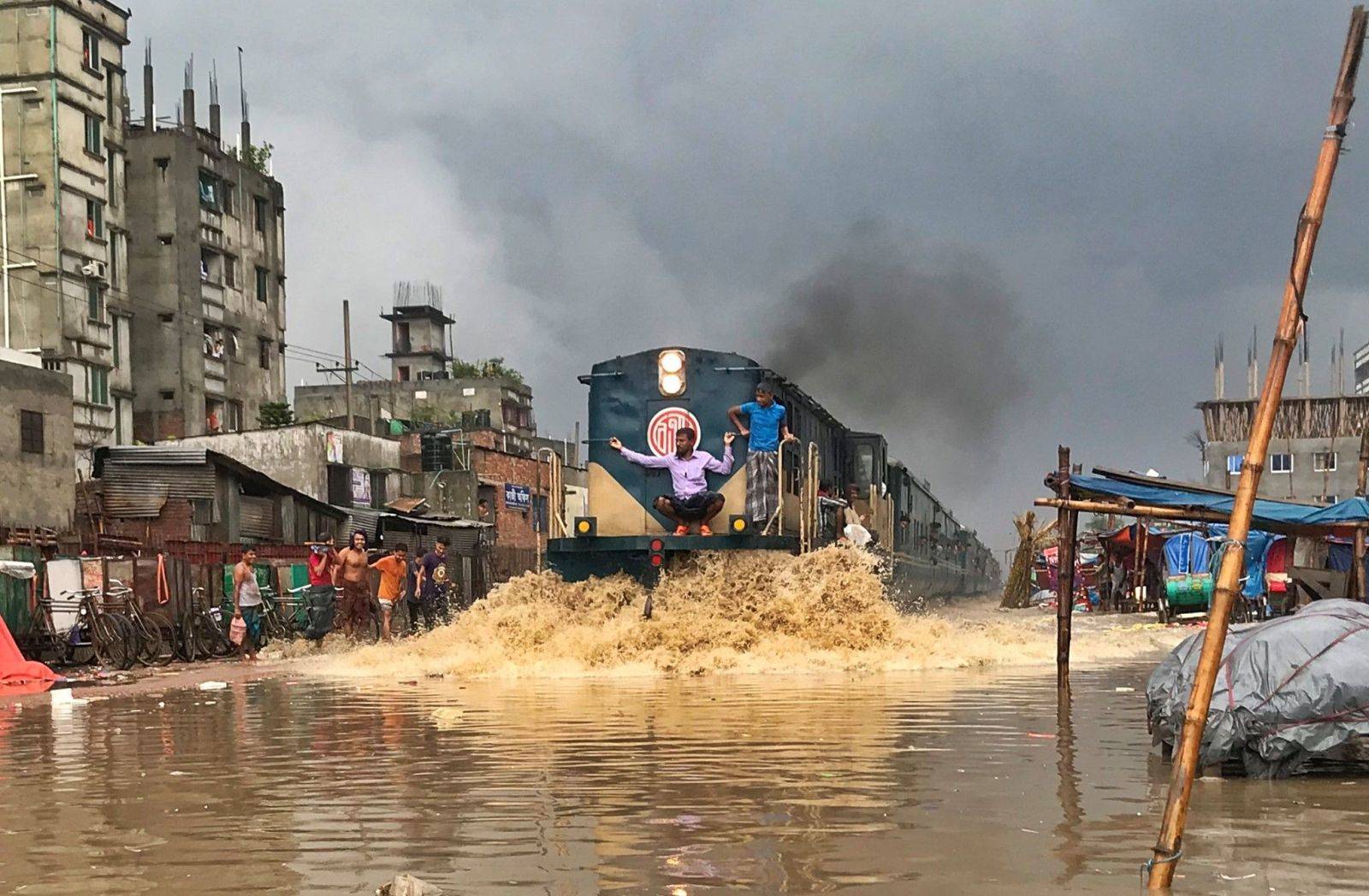 1600x1048, 237 Kb / паровоз, поезд, тепловоз, вода, грязная, наводнение, индия