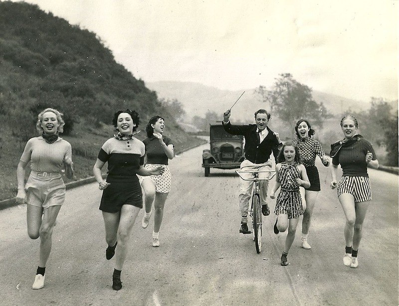 800x614, 138 Kb / велосипед, авто, ретро, забег, девушки, ч/б