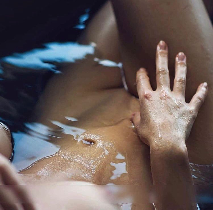 750x737, 98 Kb / вода, рука, бритая, пупок