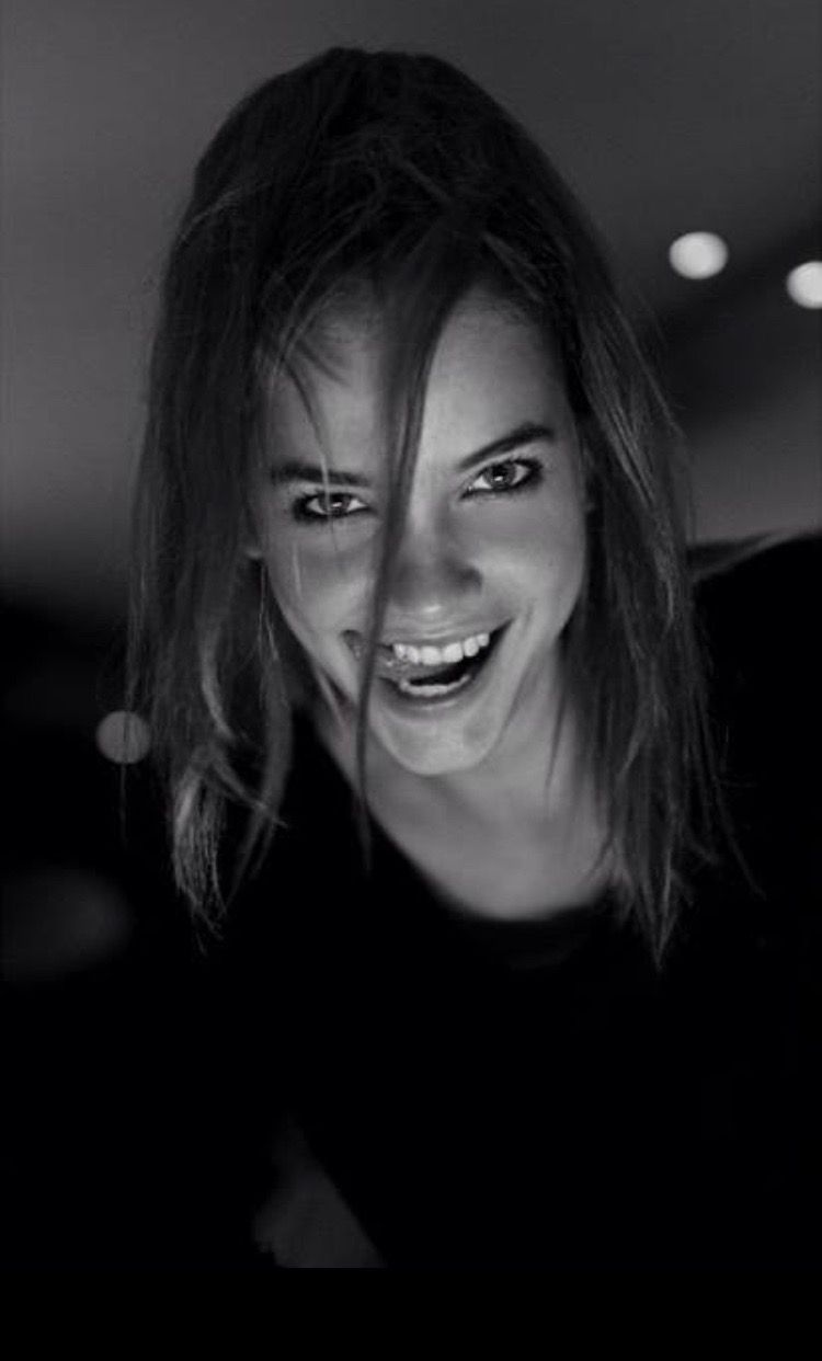 750x1242, 46 Kb / улыбка, усмешка, оскал, язык, Барбара Палвин, ч/б, barbara palvin